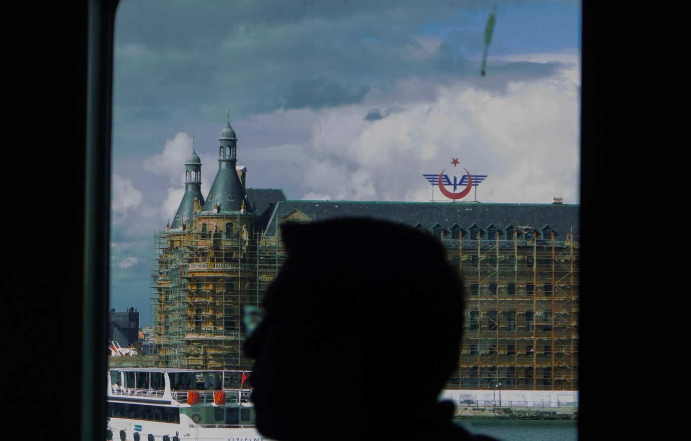 Silhouette einer Person vor dem Bahnhof Haydarpaşa, Istanbul.